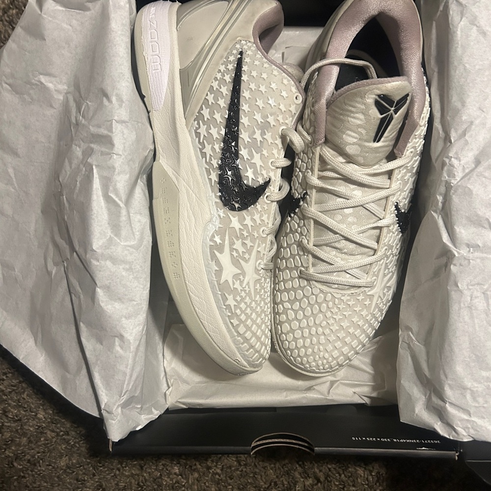 Nike Women's Star Pattern White and Black Athletic Shoes